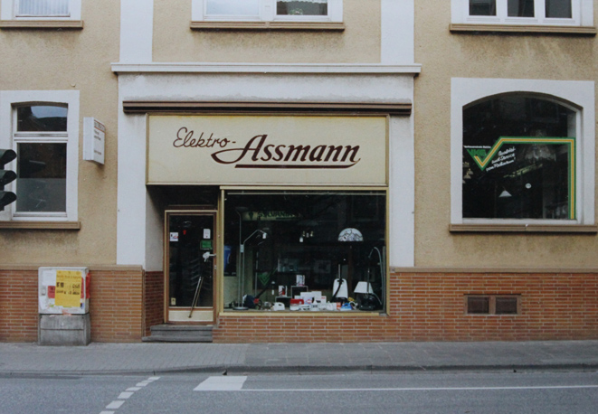 "Vom Kreislauf des Geldes" (Circulation of money), 
  installation by Kirsten Kötter, 
  exhibited at: "Dort" (There), 
  symposium for public art, Gießen 1998, 
  photograph: shop window of a retail store