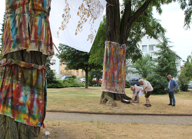 Kirsten K&ouml;tter: 'Ich rette die Welt mit Salat, Leonce', Installation, 16. Skulpturenpark M&ouml;rfelden 2013