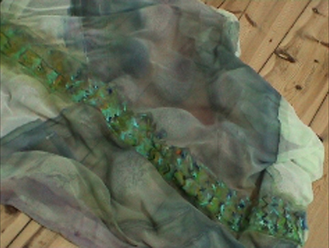 Kirsten K&ouml;tter: Fluss, 2011, Steine, Cr&ecirc;pes de Chine, Mischfarbe, 2011 (Detail)