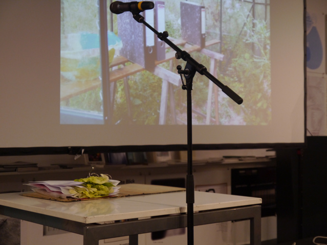 Kirsten K&ouml;tter: The Organic Kunstverein, Art Slam, Frankfurter Kunstverein, 25.01.2013. Handout: Text mit angehefteten Salatbl&auml;ttern.