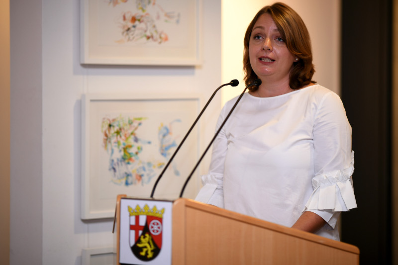 Kirsten Kötter: Artistic research Landtag. In: Bewegte Zeiten, exhibition, Landtag Rheinland-Pfalz,
  Abgeordnetenhaus Mainz, Germany, 04.09.2019 - 10.10.2019, exhibition opening, Dr. Ana Karaminova (art historian).
  Photograph: Landtag Rheinland-Pfalz</span> / Andreas Linsenmann