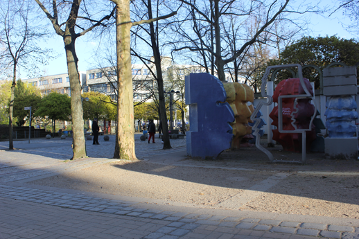 Foto Falkplatz Richtung Kopfskulpturen, Rollbergsiedlung, Neukölln, Berlin (Foto: Kirsten Kötter)